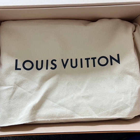 Louis Vuitton take off messenger. Brand new. - Picture 8 of 8